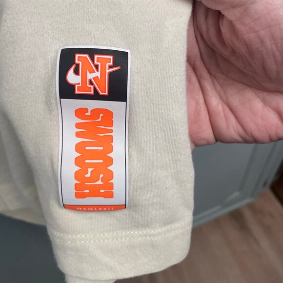 The Nike Tee Graphic Swoosh Mens Small Winged Mascot Short Sleeve Sportswear - Picture 2 of 3